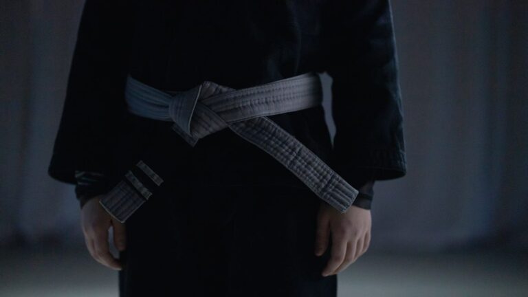 Ceinture noire nouée dans le dos sur une veste sombre