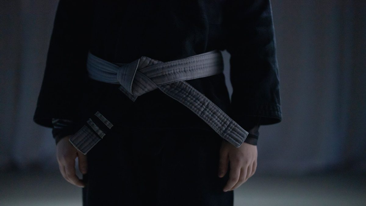 Ceinture noire nouée dans le dos sur une veste sombre