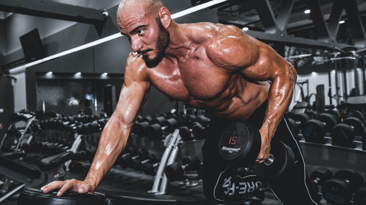 Rowing haltère exécuté buste penché dans une salle de musculation